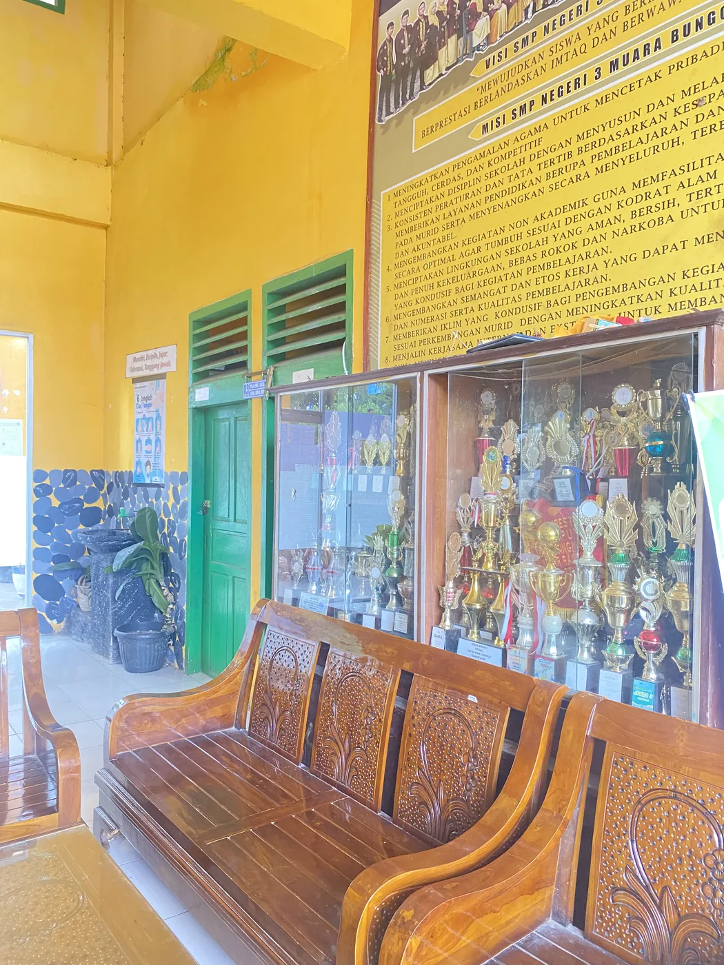 Lorong prestasi dan koleksi piala sekolah